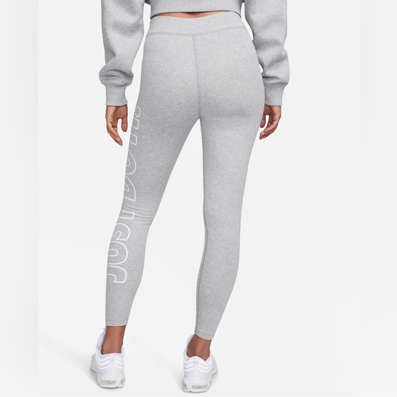 Nike Sportswear Classics
Women's Graphic High-Waisted Leggings - Picture 2 of 7